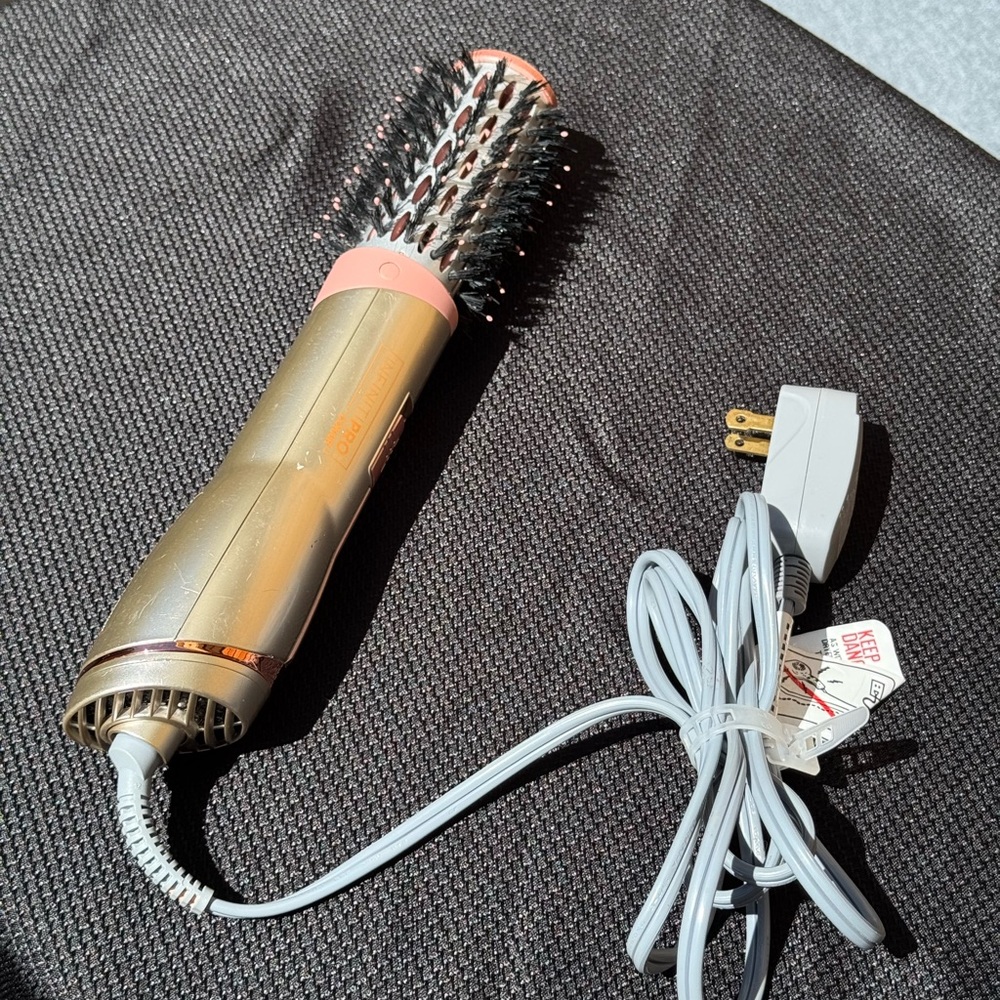 Infinitipro by Conair Frizz Free 1.5-inch Hot Air Brush BC600